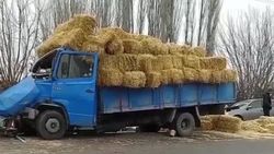 В Узгенском районе грузовик «Мерседес» с сеном попал в ДТП. Видео и фото