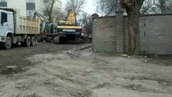 Почему во время ремонта дороги по Ажыбек Баатыра оставили один забор? Видео горожанина