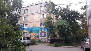 Стрит-арт украшает стену дома в 6-м микрорайоне