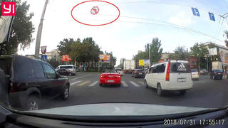 Видео — Водитель кабриолета «Крайслер Себринг» нагло нарушил ПДД в центре Бишкека