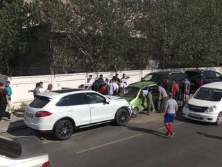 Фото, видео — В Бишкеке произошло ДТП с участием трех машин