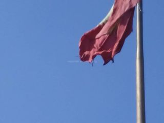 В микрорайоне Фуркат в Оше висит порванный флаг <i>(фото)</i>