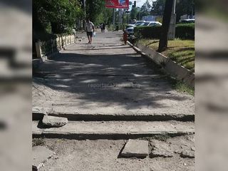 Тротуар на проспекте Айтматова в ужасном состоянии, - бишкечанин (фото)