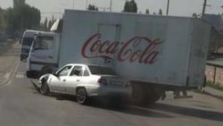 В жилмассиве Колмо столкнулись грузовик «Кока-Кола» и «Нексия». Фото