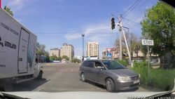 В Бишкеке водитель «Хонды» нарушил ПДД и едва не попал в ДТП. Видео
