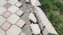 На тротуаре по Валиханова сломаны бордюры. Фото