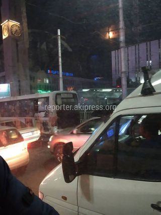 Видео — В центре Бишкека был пожар в автобусе