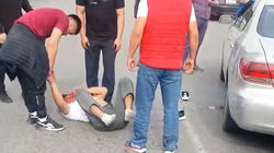 Парень с окровавленным лицом лежит на дороге по Ахунбаева. Что происходит? Видео