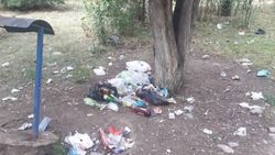 Сквер на Ахунбаева превратился в мусорку. Фото