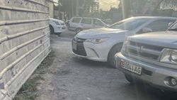 «Камри» заблокировала тротуар на Горького. Фото