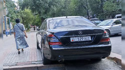 Водитель Mercedes-Benz S 350 припарковал машину, заблокировав пандус
