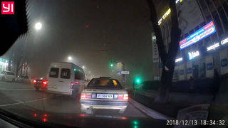 «Дымит хуже трактора». В центре Бишкека замечен «Ауди», который пускал густой дым