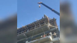 В Кара-Жыгаче этажку строят притык к жилому дому. Видео
