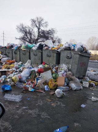 В селе Ала-Тоо за праздничные дни накопился мусор в урнах