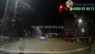 Автомашина «Хонда-Фит» проехала на красный свет светофора <i>(видео)</i>