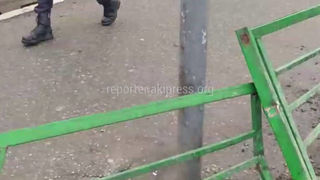 «Тазалык» исправил железный забор у тротуара возле Ошского рынка