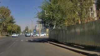 Металлический забор на Огонбаева закрывает обзор водителям и пешеходам. Ответ мэрии