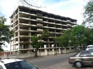 Идет ли строительство многоэтажного дома на территории Минздрава на Донецкой, несмотря на судебные разбирательства? - читатель <b><i>(фото)</i></b>