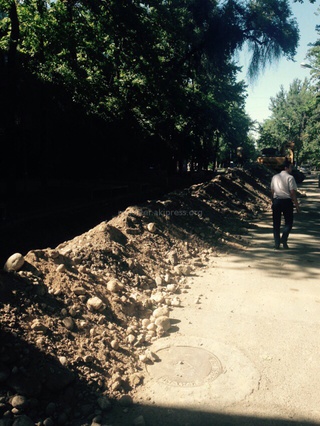 Только недавно проводился ямочный ремонт улицы Турусбекова, однако спустя две недели службы раскопали улицу, - читатель <b><i>(фото)</i></b>