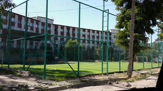 На пересечении улиц Жумабека и Ибраимова во дворе дома построили частное футбольное поле, - житель <b><i>(фото)</i></b>