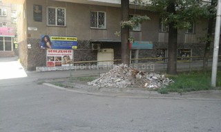 На ул. Турусбекова на газоне лежит строительный мусор, - читатель <b><i>(фото)</i></b>