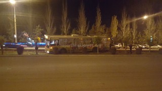 На Южной магистрали троллейбус слетел с дороги на обочину, - читатель <b><i>(фото)</i></b>