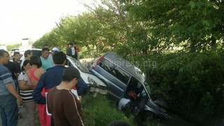 В Оше на объездной дороге произошло ДТП, авто выехало в кювет и упало в канал <i>(фото)</i>