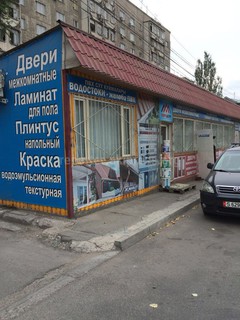 На улице Ибраимова магазин и точка быстрого питания заняли территорию остановки, - читатель <i>(фото)</i>