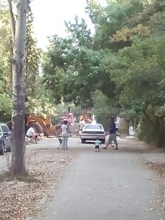 Жители домов №34, 35, 36 мкр Аламедин-1 не могут выехать из дворов из-за того, что перекрыли дорогу и убрали асфальт (фото)
