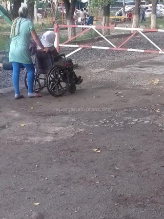 Читатель жалуется, что вход на территорию дома №37 в 7 мкр загражден шлагбаумом, инвалидам в коляске не проехать (фото)