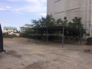 Бишкекские службы не стали демонтировать незаконно построенный навес в мкр Учкун, - читатель (фото)