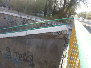 Бетонная конструкция под мостом на ул.Абдрахманова может рухнуть, - читатель (фото)