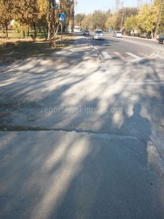 Большегрузные машины разрушили небольшой отрезок тротуара на ул.Анкара, - читатель (фото)