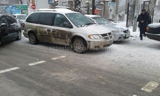 Беспорядочная парковка машин возле Нацгоспиталя мешает больным переходить дорогу, - бишкекчанин (фото)