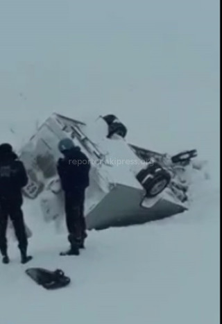 Видео — Снежные лавины на 198 км автодороги Бишкек—Ош накрыли ряд автомашин