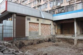 На перекрестке Чуй-Суюмбаева роют новый котлован у основания 9-этажного жилого дома <i>(фото)</i>