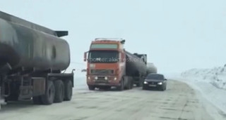 На перевале Ала-Бел днем было затруднено движение грузовых авто (видео)