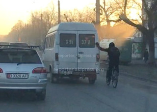 По ул.Льва Толстого велосипедист ехал, зацепившись за маршрутку <i>(видео, фото)</i>