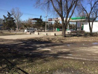 Законно ли АЗС поставила бетонные блоки, тем самым закрыл съезд на улицу Шабдан Баатыра? - бишкекчанин (фото)
