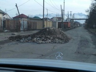 Жители ул.Репина просят убрать каменный бугор, который мешает проезду автомашин (фото)