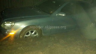 Жители ул.Белгородской просят отремонтировать дорогу, так как машины застревают в ямах с грязью (фото)