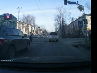 Машина ПРООН проехала на красный сигнал светофора на проспекте Манаса <i>(видео)</i>