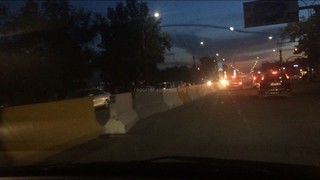 На участке проспекта Дэн Сяопина в Бишкеке сдвинувшийся бетонный блок мешает проезду автомашин (фото, видео)