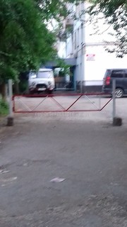 На выезде из двора между домами №54 и 56 на улице Шота Руставели неизвестные самовольно установили шлагбаум (фото)