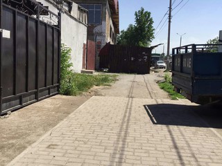 На улице Курманжан Датки тротуар перекрыли железным забором <i>(фото)</i>