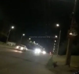 На ул.Валиханова в Бишкеке уличные фонари замыкают при ветре (видео)