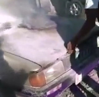 В Караколе загорелась автомашина, усилиями других водителей удалось потушить огонь <i>(видео)</i>