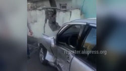 «Злосчастный перекресток»: На Баялинова-Орозбекова машина врезалась в забор дома. Четвертый случай за октябрь
