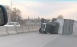 На участке автотрассы Бишкек—Кара-Балта грузовик перевернулся после ДТП <i>(видео)</i>