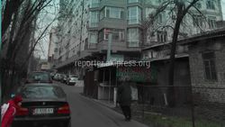 На улице Манасчы Сагынбая рядом со школой №5 нет тротуара, школьники ходят по проезжей части (фото)